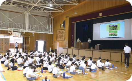 愛知県内の小学校での出張授業の様子